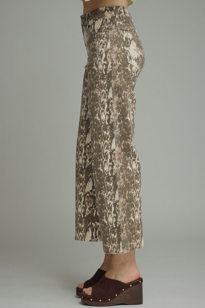 P32907 Snake Print Cropped Pants
