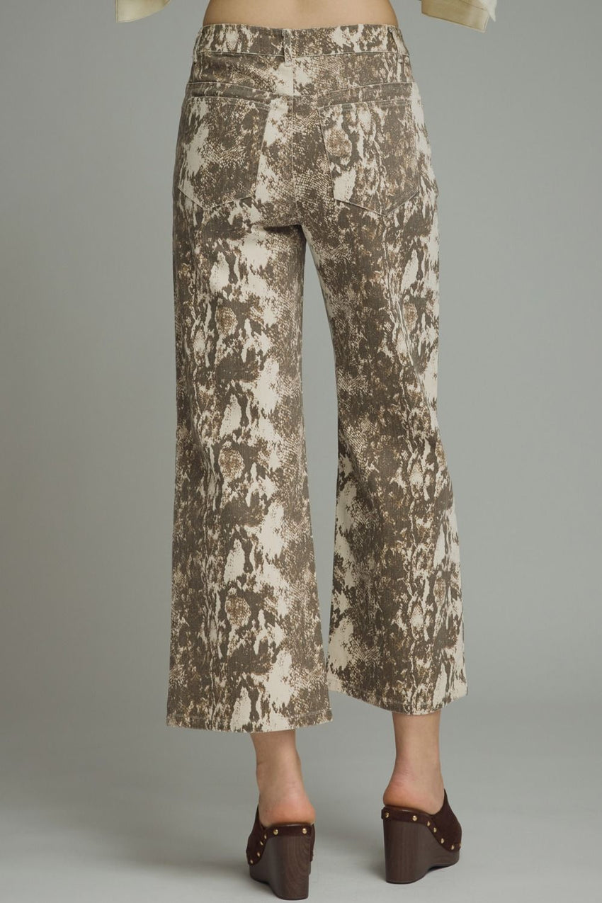 P32907 Snake Print Cropped Pants